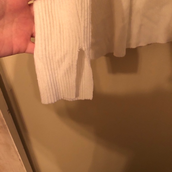 Cutout V-neck Long Sleeve Tee - Picture 4 of 4